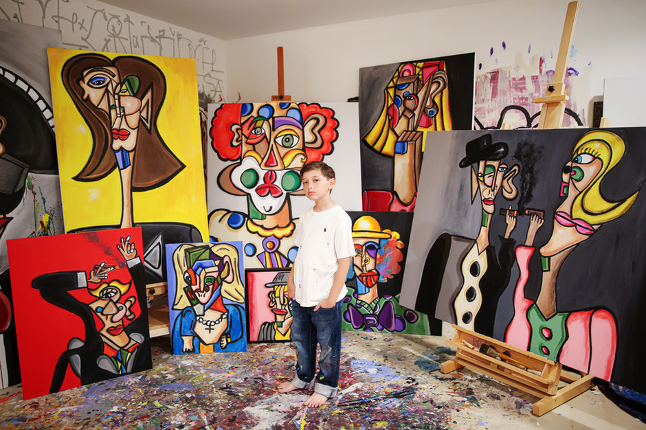 O 'pequeno Picasso' de 11 anos que pinta quadros vendidos por até R$ 777,5  mil - BBC News Brasil