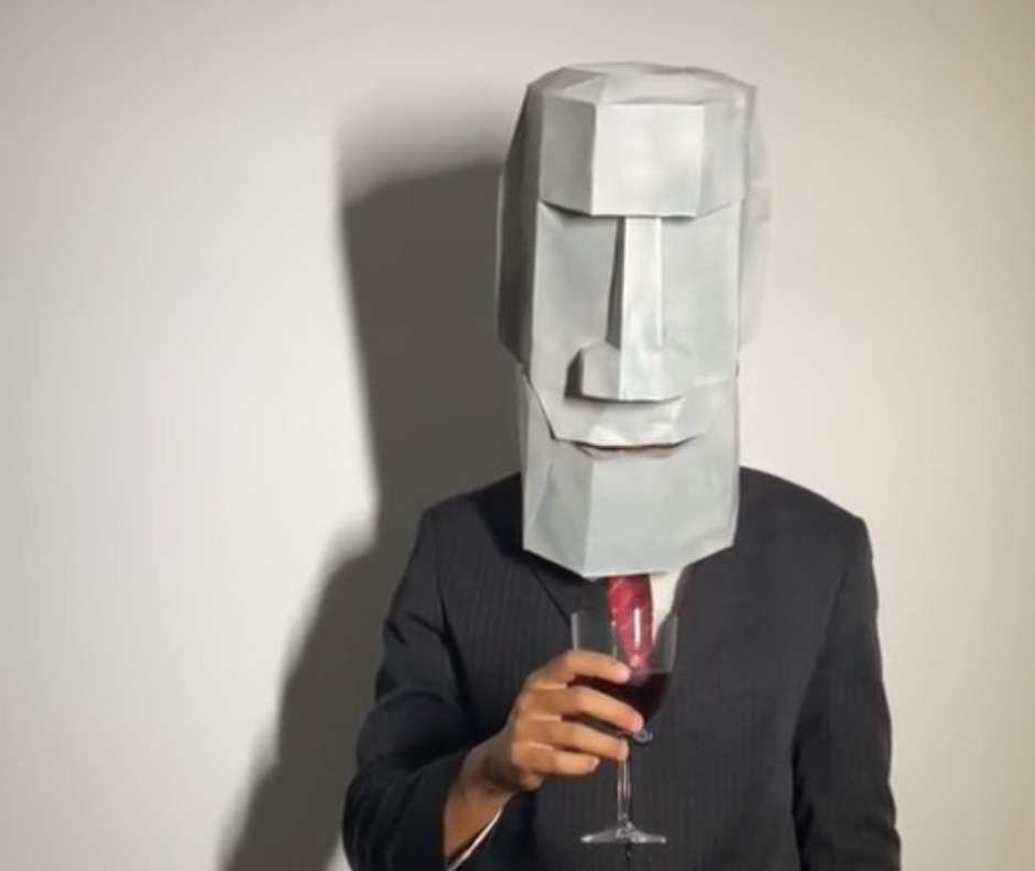 Qual é o significado do meme 'fino señores', dos emojis 🗿🍷?