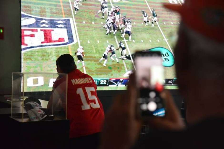 Tailgate é futebol americano com churrasco e cerveja