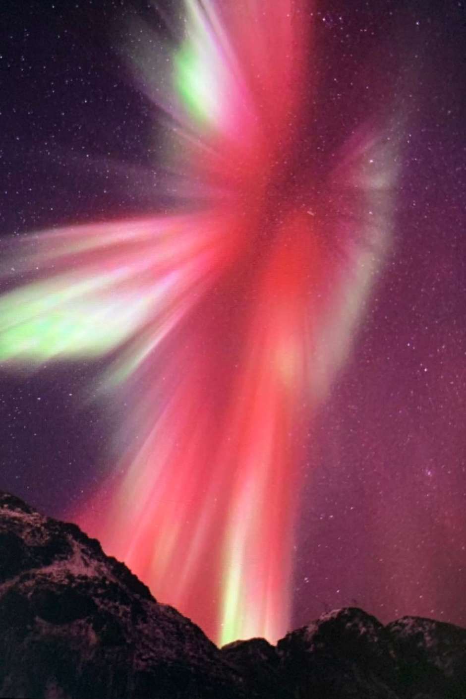 Auroras boreais vermelhas iluminam os céus da Europa e da América; veja  imagens