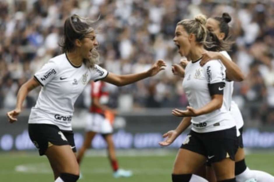 Tamires exalta crescimento do futebol feminino no Brasil e comenta