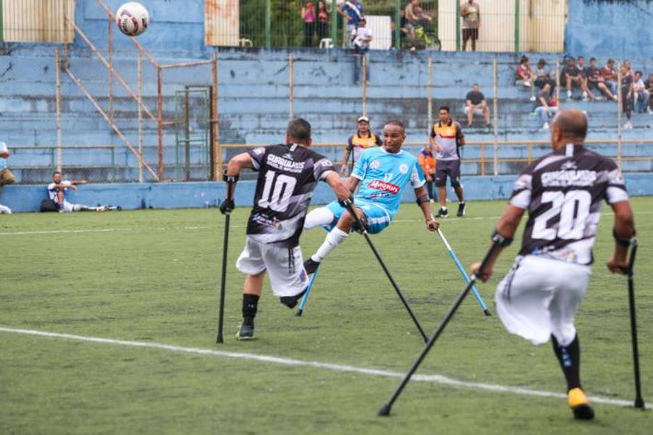 Pais da Escolinha de Futebol tiveram jogo festivo