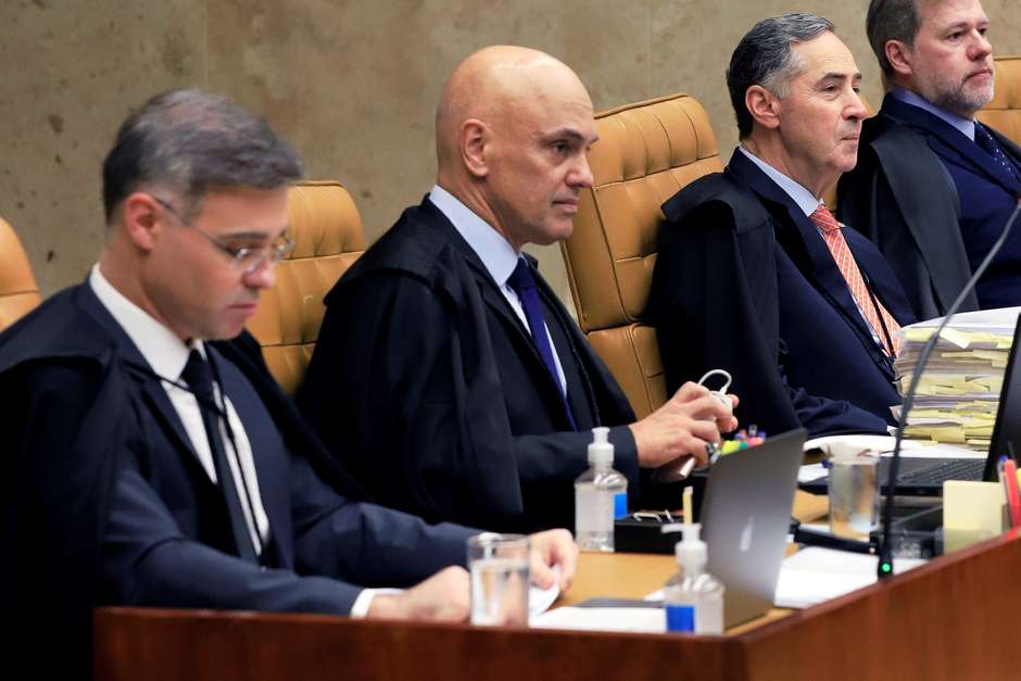 Alexandre de Moraes se irrita com André Mendonça durante julgamento no STF