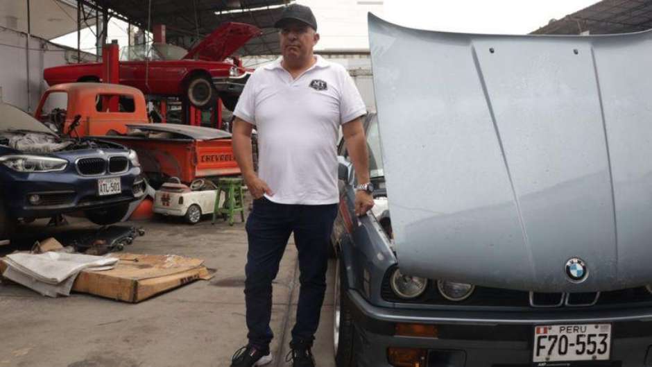 Carros Corrida Estrada Bandeira Troféu Cone Trânsito Rapaz