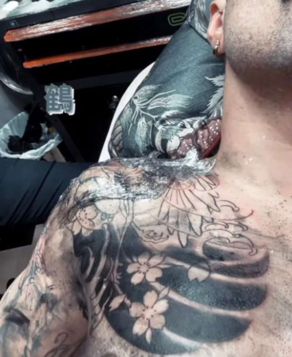 Caio Castro faz novas tatuagens na mão e chega a marca de 14 tattoos