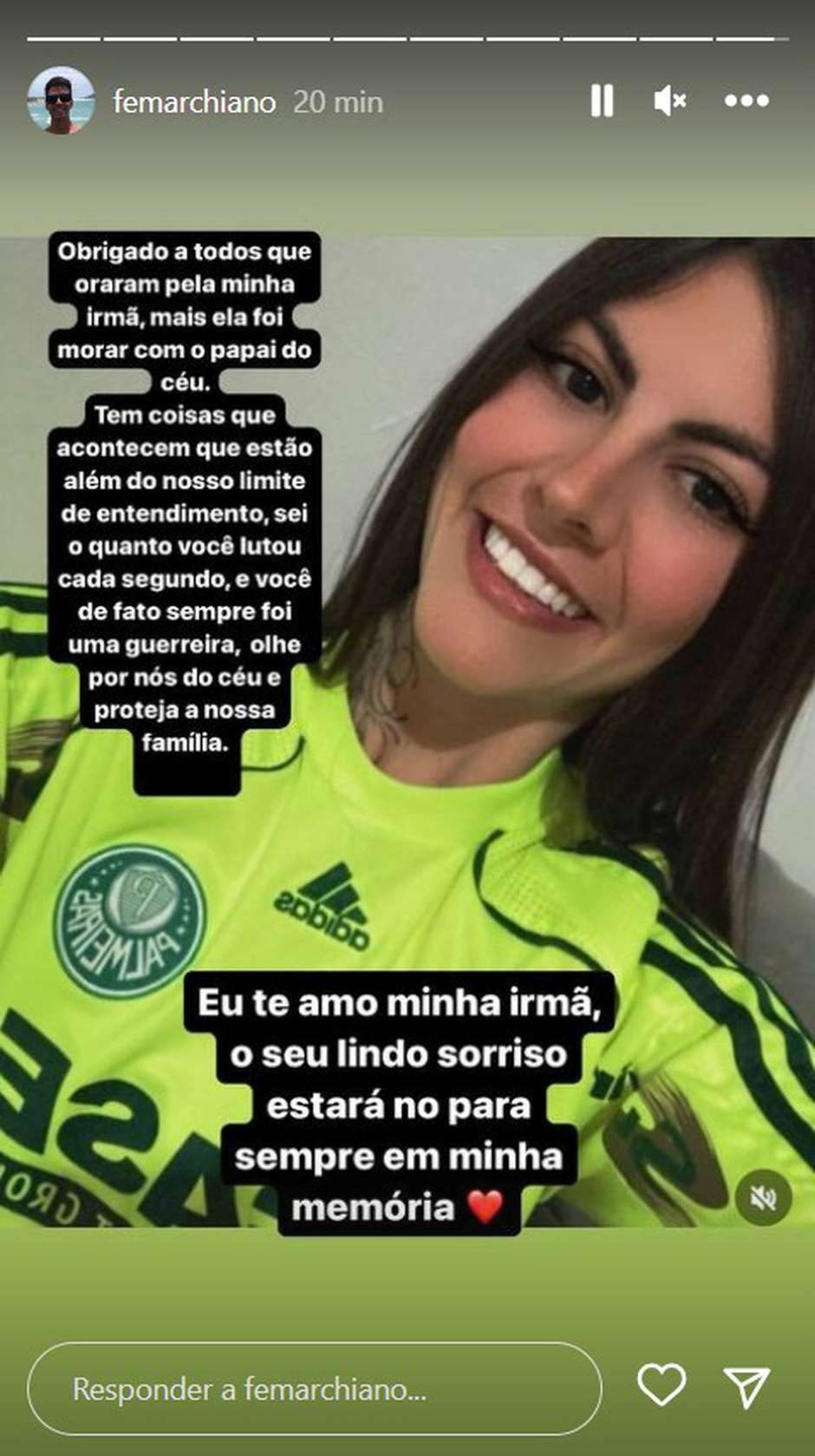 Menina que joga sozinho no campo de jogos