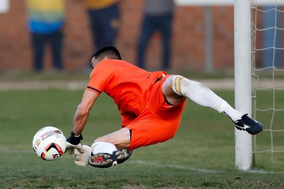 Walter entra para bater pênalti, perde e vê time ser eliminado