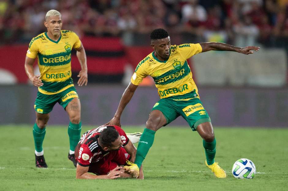 Arrascaeta desequilibra e Flamengo faz placar para chegar às