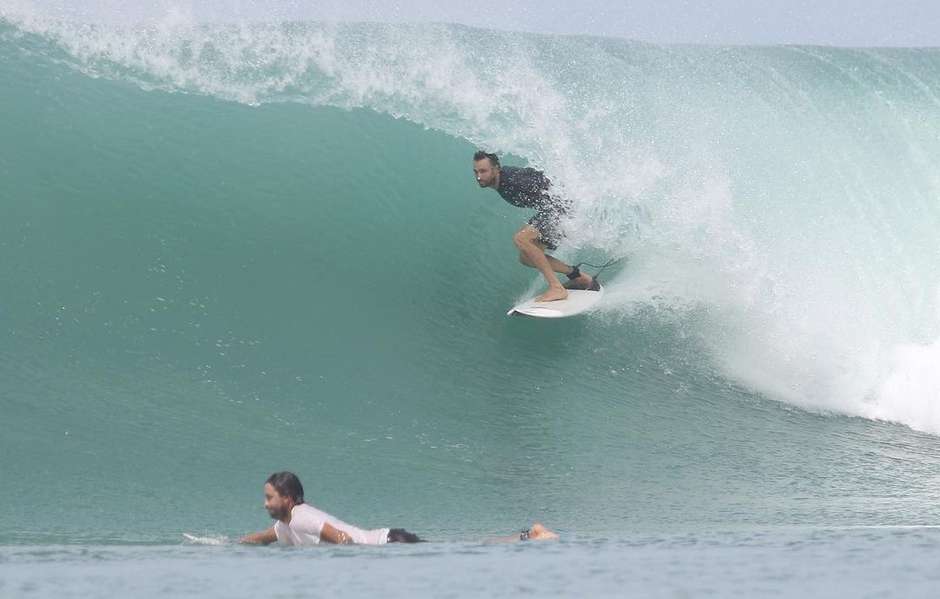 Salvos pelas pranchas de surf: quatro amigos ficaram 36 horas à deriva no  mar da Indónesia – Observador