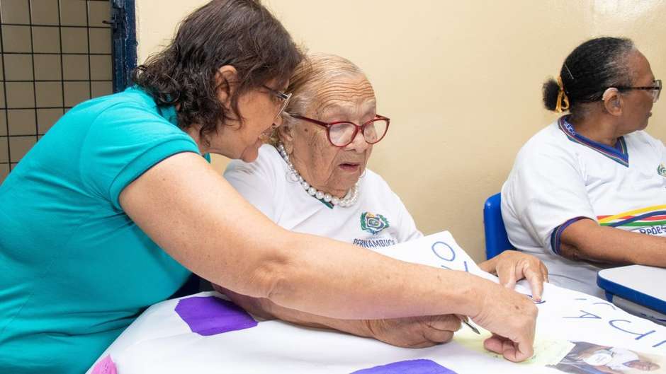 Aos 94 anos, estudante mais velha do mundo se matricula na escola após a  morte do marido - Notícias - R7 Educação