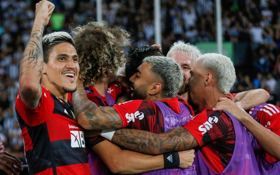 Ganhou o Brasileirão pelo Flamengo, joga na segunda divisão e