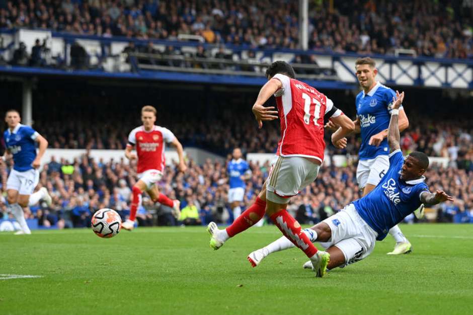 City vence Chelsea fora de casa e se aproxima do líder Arsenal no