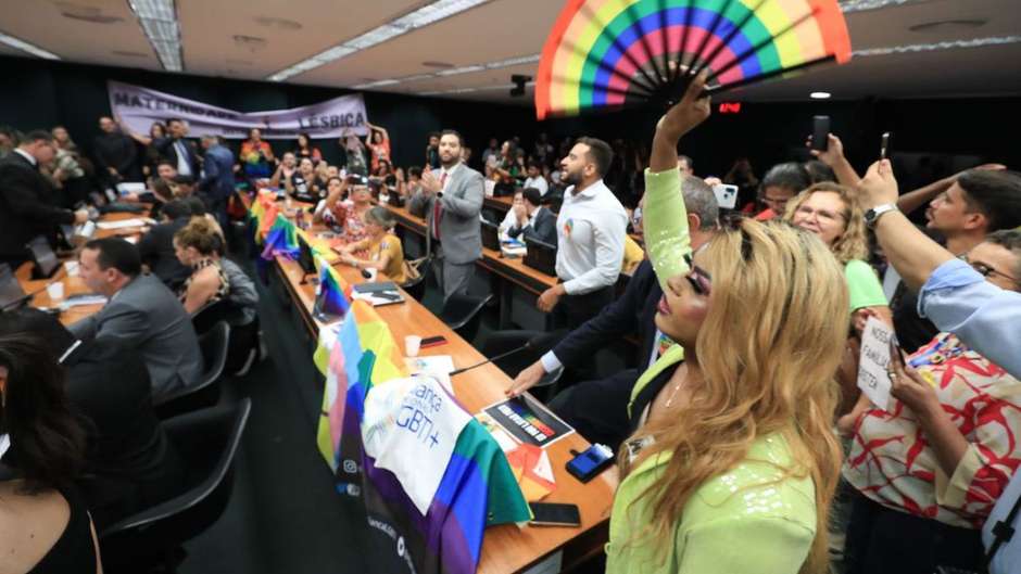 Durante votação de projeto, deputado diz que “homem tem binga e