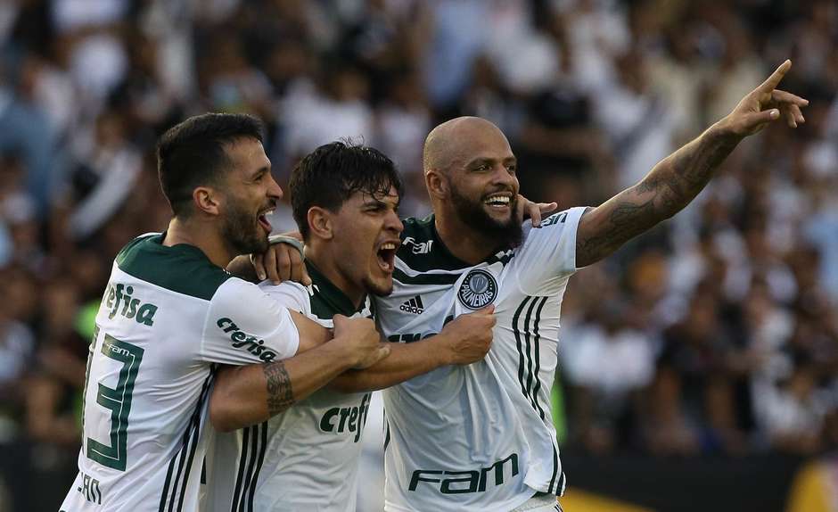 Palmeiras reverte 3 a 0 e vira sobre o Botafogo em jogo histórico