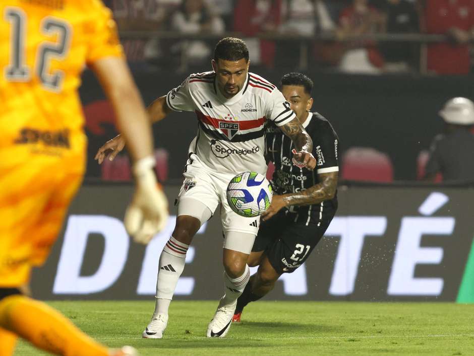 Doentes por Futebol on Instagram: “Faça chuva, faça sol. Toca que ele  guarda. Calleri 💥 São Paulo 1x0 Corinthians ?…