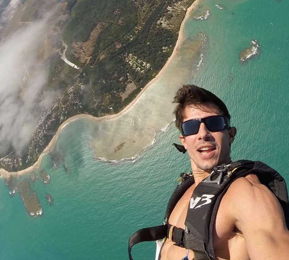 Após paraquedas não abrir, homem sobrevive ao cair na cozinha de