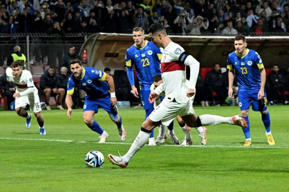 Portugal 3 x 0 Bósnia  Eliminatórias da Eurocopa: melhores momentos