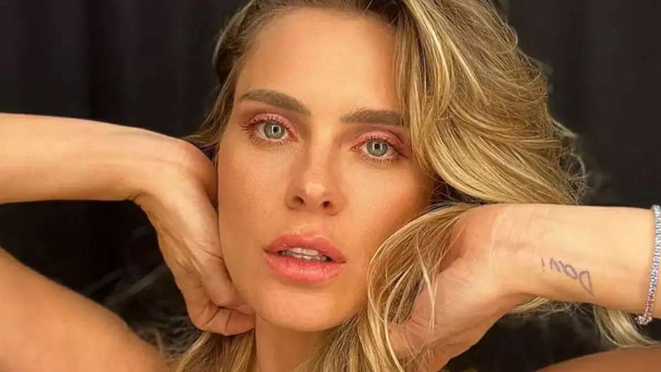 Aos 45 anos, Carolina Dieckmann para a web ao exibir curvas malhadas em  meio à natureza