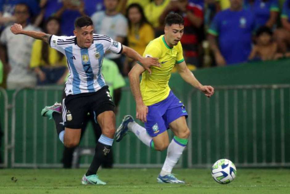 Brasil repete falhas em campo e sofre derrota histórica para a Argentina em  dia de pancadaria