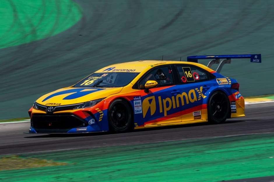 Nelsinho Piquet exibe Toyota Corolla para Stock Car em 2023 com