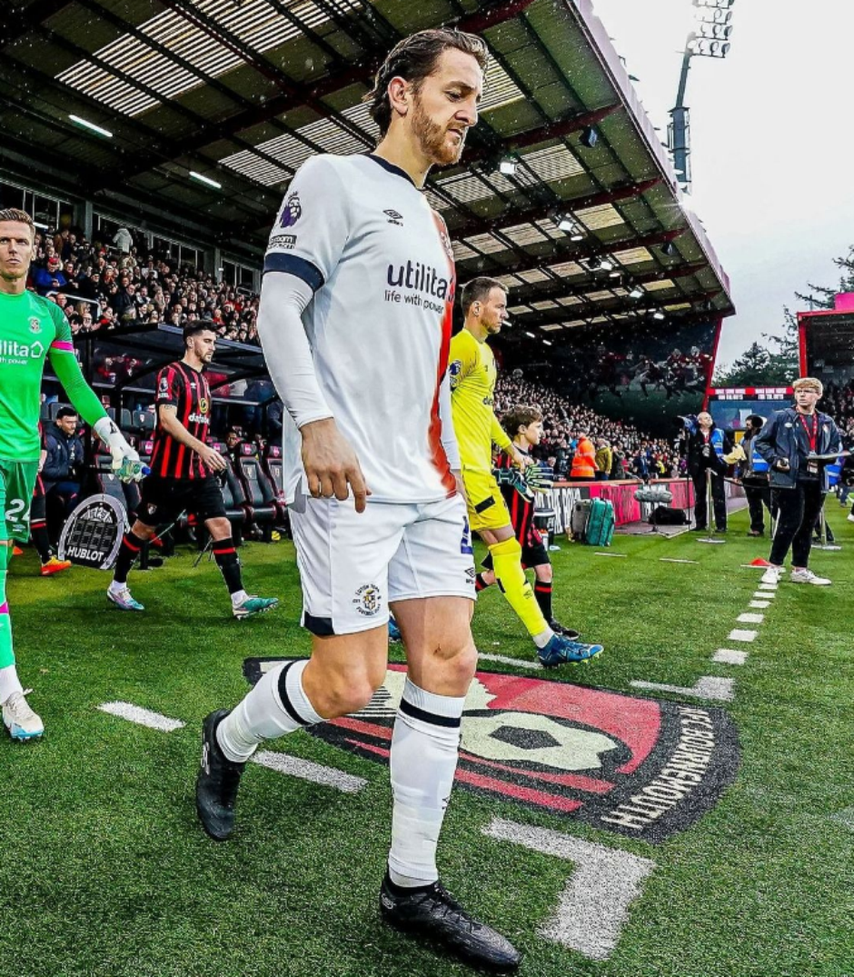 Luton Town, da Inglaterra, atualiza estado de saúde de jogador que sofreu  parada cardíaca em campo