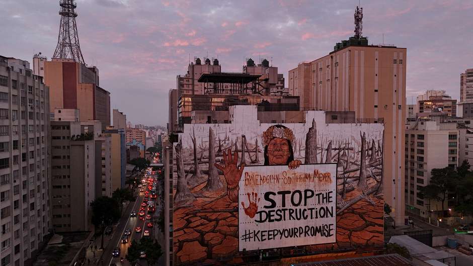 Mural gigante em São Paulo usa cinzas de incêndios em protesto