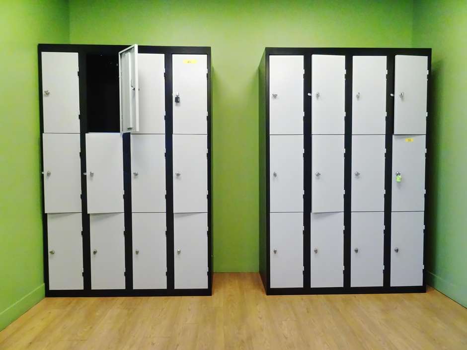 Empresa deve indenizar em mais de R$ 10 mil funcionário que teve celular  furtado em armário sem cadeado