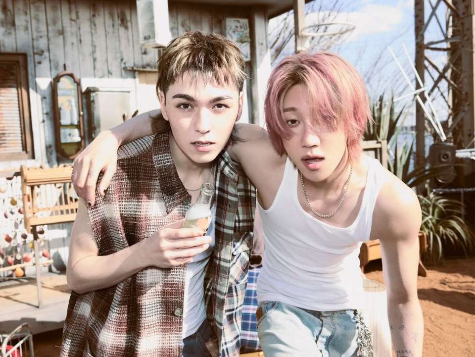 Nova unit do SEVENTEEN, com The8 e Vernon, estreia no topo dos
