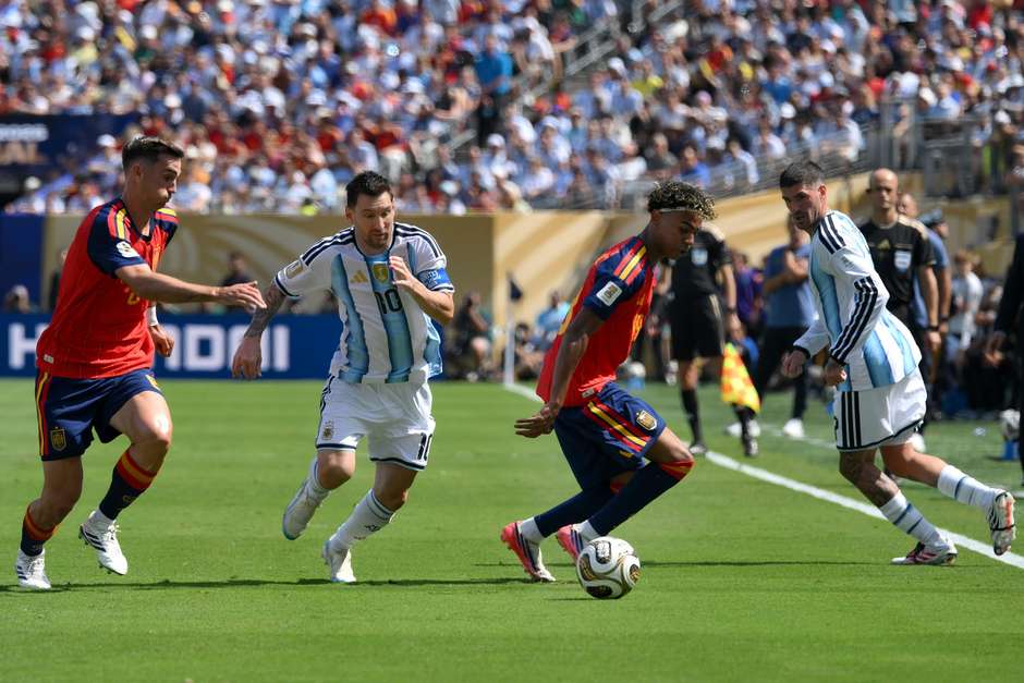 Espanha domina, bate Argentina em despedida de Messi e conquista o bi da Copa do Mundo