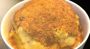 Couve-flor gratinada, exuberante, com pão amanhecido