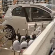Motorista perde o controle e carro invade loja de shopping; veja vídeo