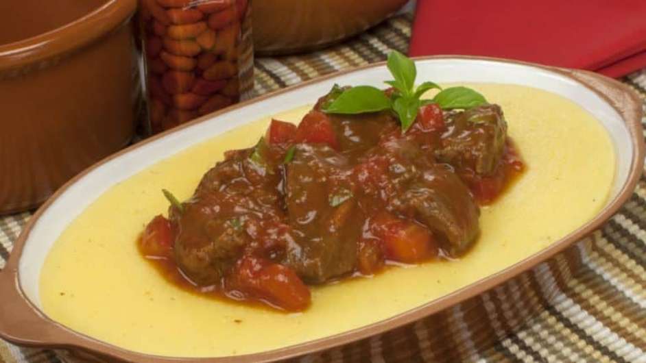Guia da Cozinha - Polenta mole com molho de carne Foto: Guia da Cozinha
