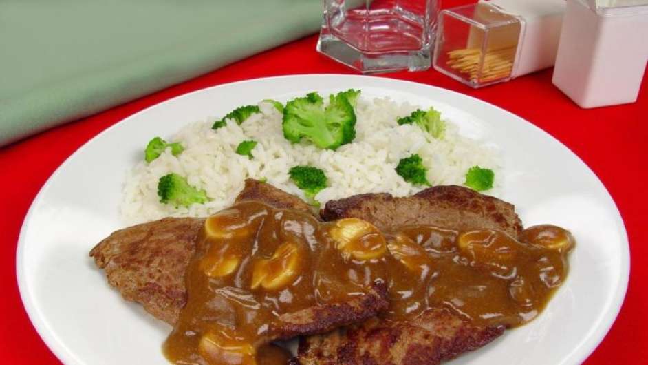 Guia da Cozinha - Carne ao molho madeira: receita para uma refeição cheia de sabor  Foto: Guia da Cozinha