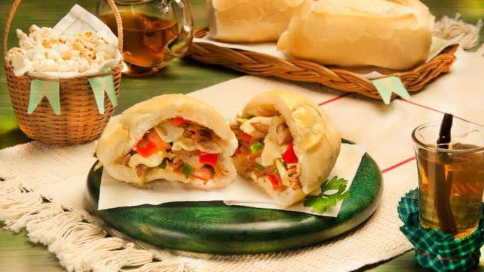 Guia da Cozinha - Lanche de pernil desfiado com queijo Foto: Guia da Cozinha