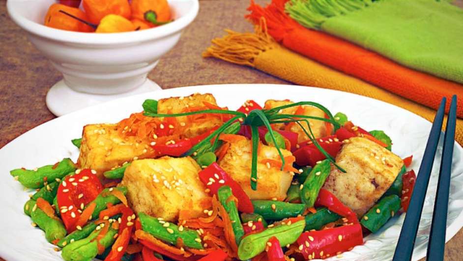 Guia da Cozinha - Tofu oriental com vegetais: uma receita vegana rápida de fazer  Foto: Guia da Cozinha