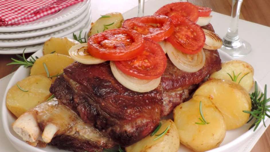 Guia da Cozinha - Costela assada no forno com batata e tomate  Foto: Guia da Cozinha