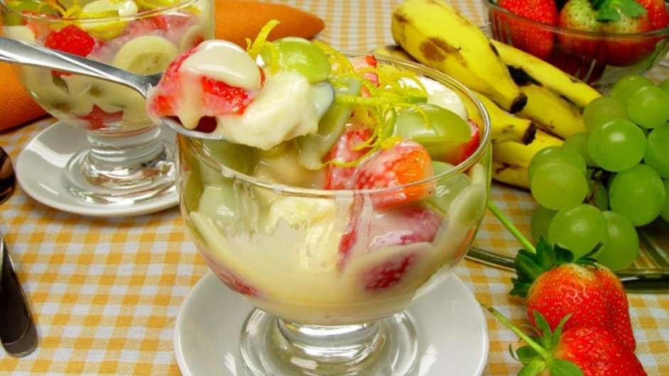 Guia da Cozinha - Frutas com calda morna de leite condensado  Foto: Guia da Cozinha