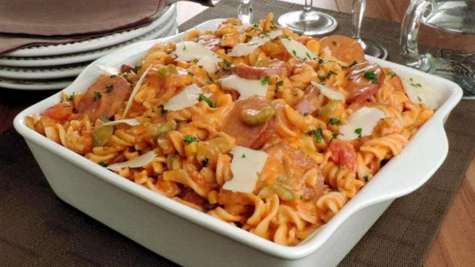 Guia da Cozinha - Macarrão com calabresa para uma refeição rápida  Foto: Guia da Cozinha