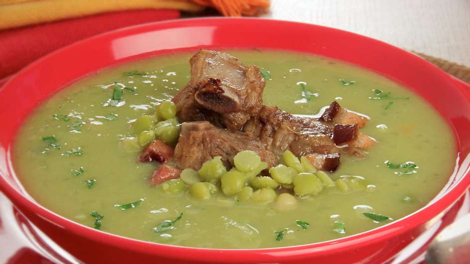 Guia da Cozinha - Sopa de ervilha com costelinha para se aquecer no frio  Foto: Guia da Cozinha