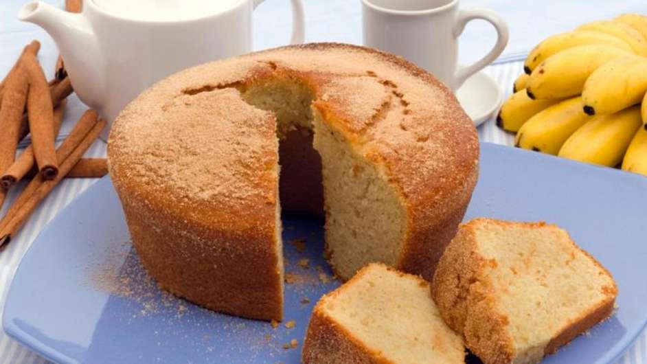 Guia da Cozinha - Bolo de banana simples: aprenda uma receita saudável que inclui iogurte  Foto: Guia da Cozinha