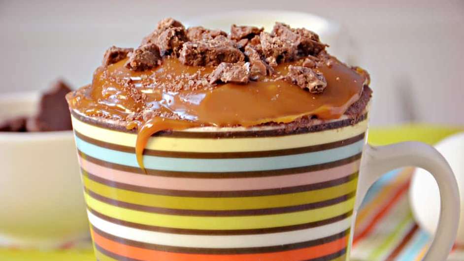 Guia da Cozinha - Irresistível: aprenda a fazer bolo de caneca com chocolate e doce de leite  Foto: Guia da Cozinha