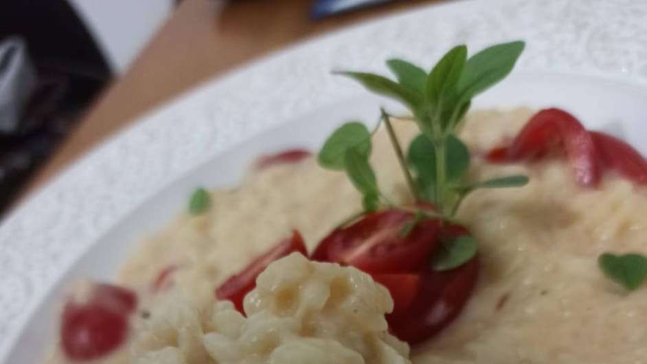 Guia da Cozinha - Risoto caprese: aprenda receita quentinha e especial  Foto: Guia da Cozinha