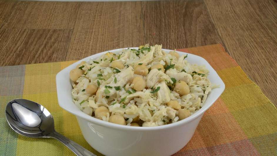 Guia da Cozinha - Arroz com grão-de-bico e frango: confira e garanta uma refeição rápida  Foto: Guia da Cozinha