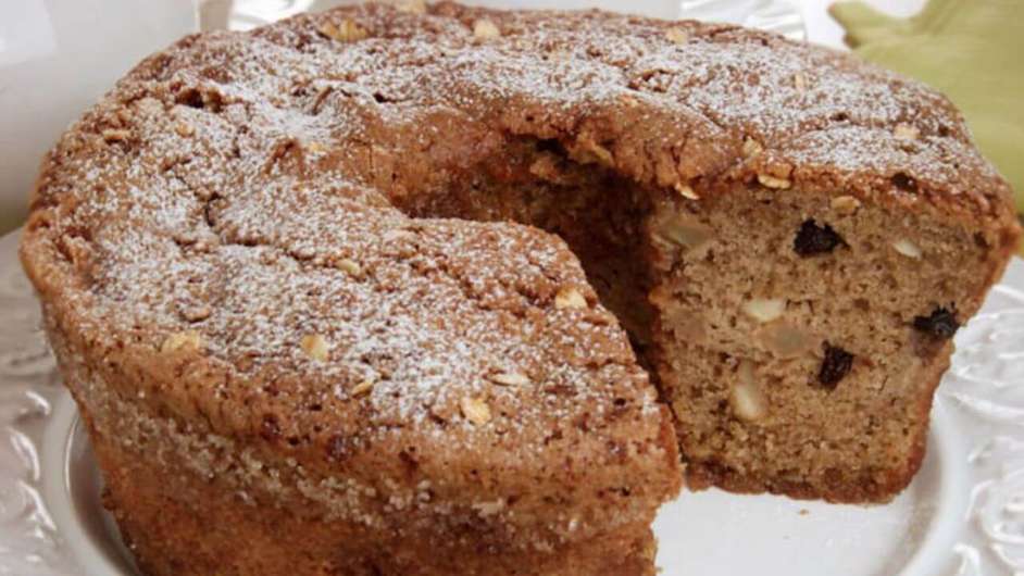 Guia da Cozinha - Garanta nutrientes com esse delicioso bolo de banana, aveia e castanha!  Foto: Guia da Cozinha