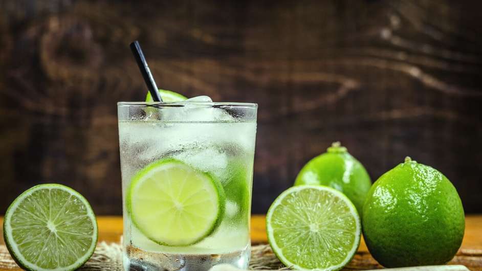 Quer saber como fazer caipirinha de limão? Confira a receita para acertar  de vez!