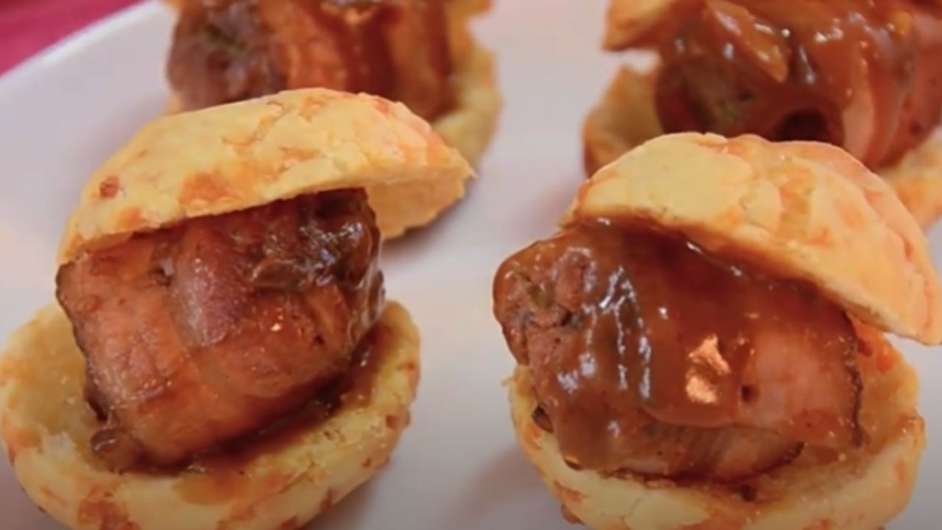 Guia da Cozinha - Aprenda a fazer pão de queijo caseiro recheado com medalhão de carne  Foto: Guia da Cozinha