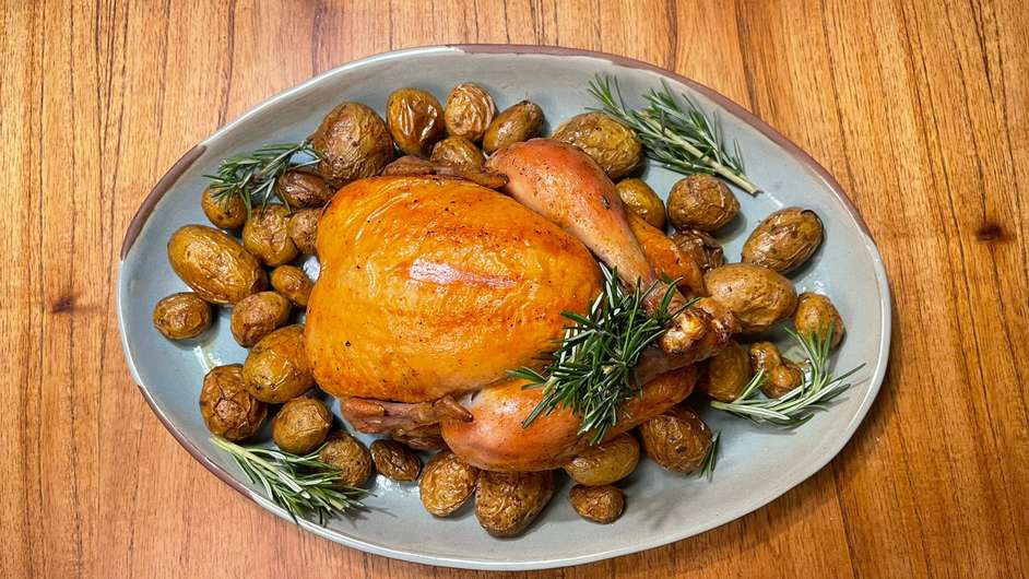 A apresentação do frango fica perfeita para a mesa da ceia  Foto: 