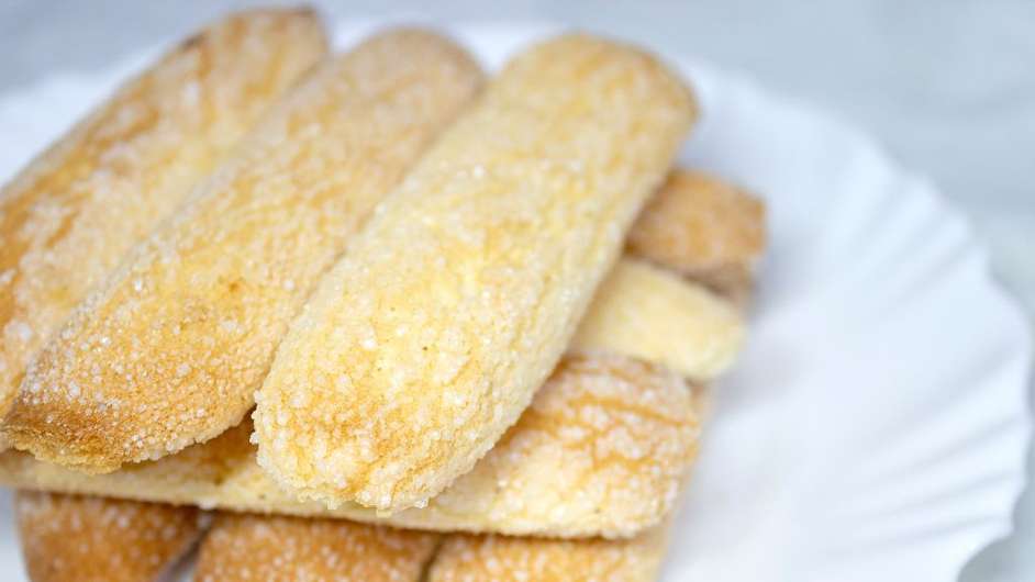 Guia da Cozinha - Macio e sequinho: aprenda a fazer biscoito champagne em casa  Foto: Guia da Cozinha