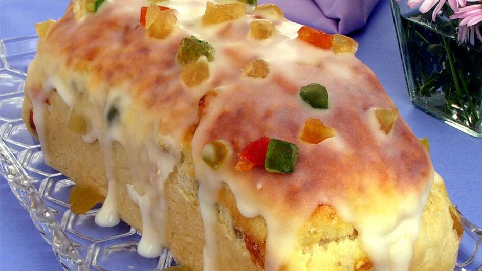 Guia da Cozinha - Aprenda a fazer um delicioso pão de frutas com cobertura açucarada  Foto: Guia da Cozinha