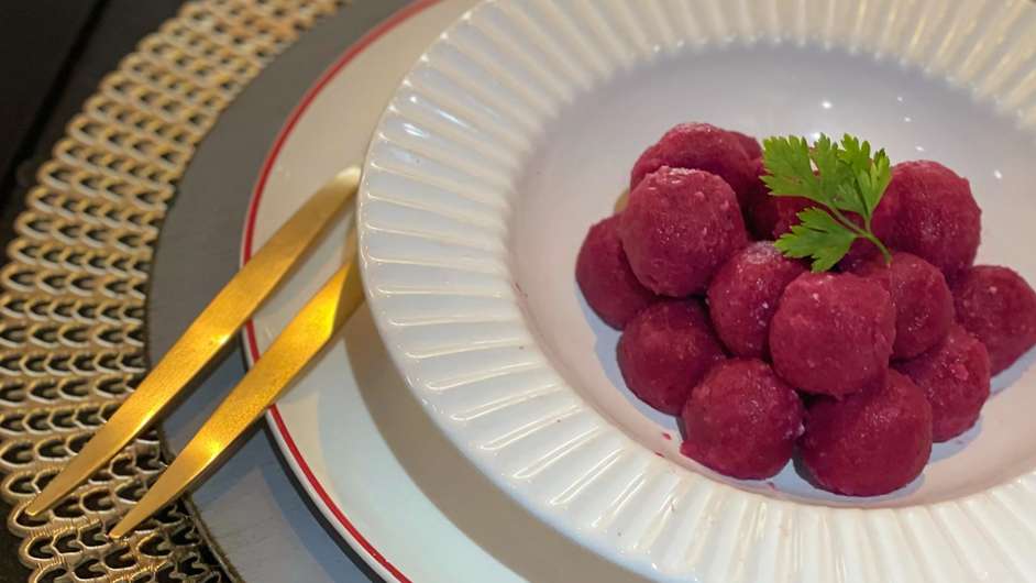 Nhoque de beterraba, colorido e muito saboroso.  Foto: Bake and Cake Gourmet